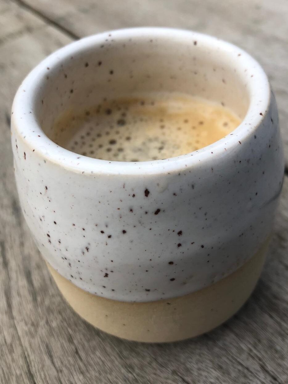 Une tasse à café de la collection Stracciatella créées par Cathy Potter